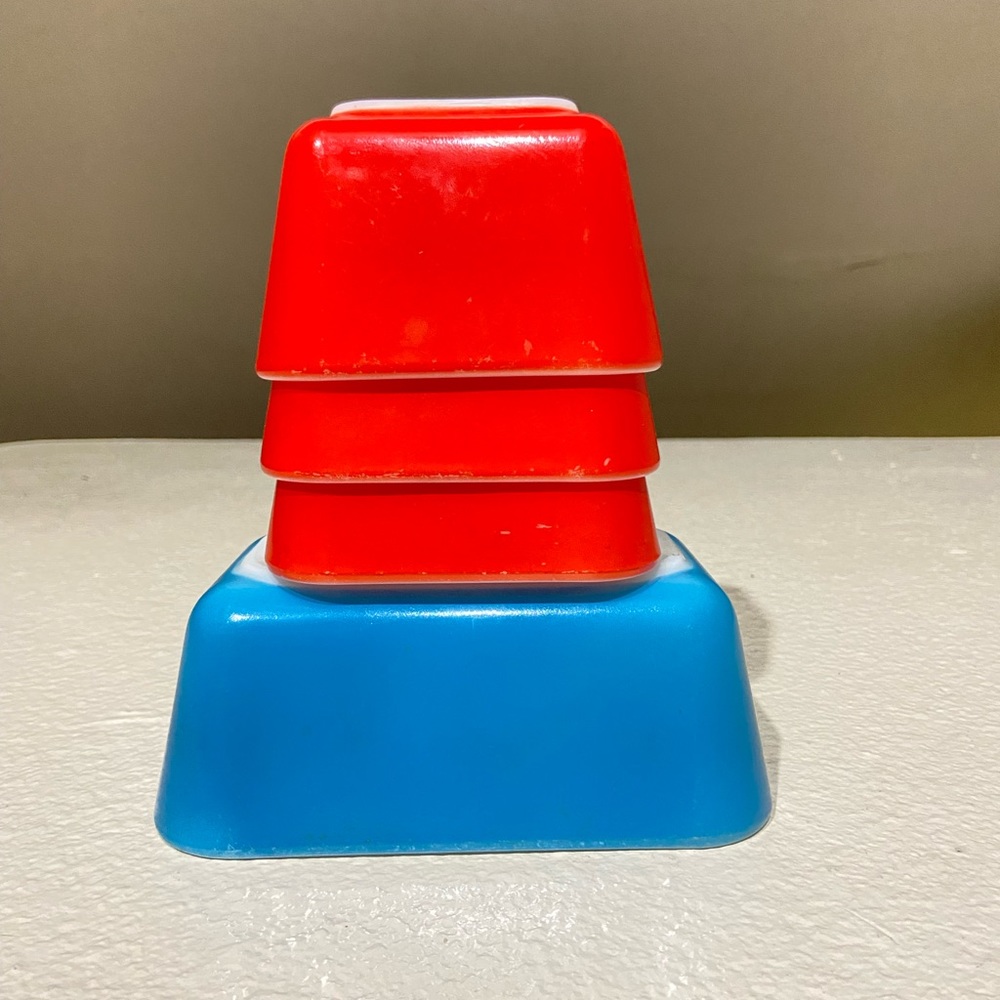 Pyrex primary No lids 4 Pcs